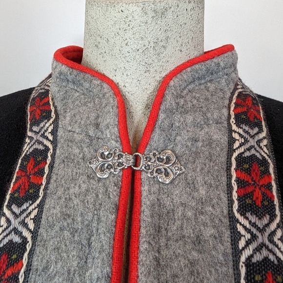 Norwegian Heimdall black Handcrafted wool cape by Kari G - Picture 10 of 17